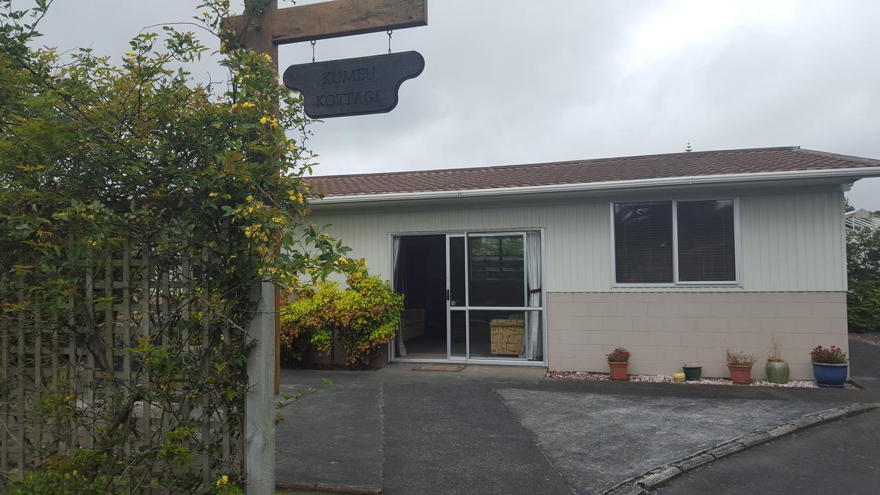 Kumeu Kottage Bed & Breakfast Bagian luar foto